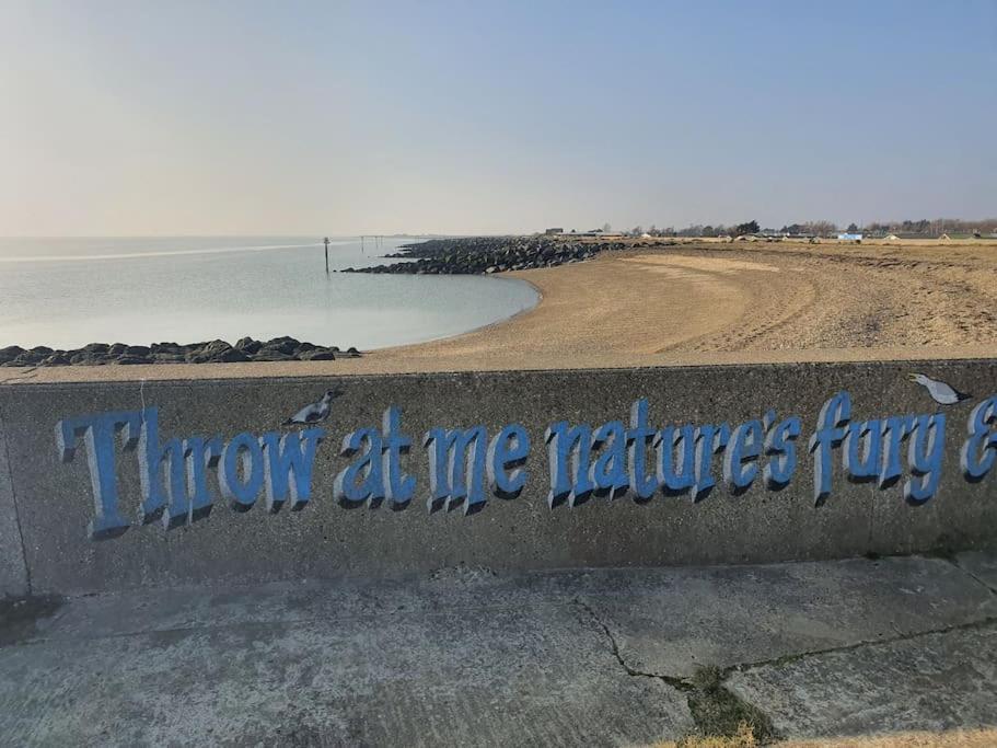 Awave From It All - Escape The City Life Jaywick Sands Εξωτερικό φωτογραφία